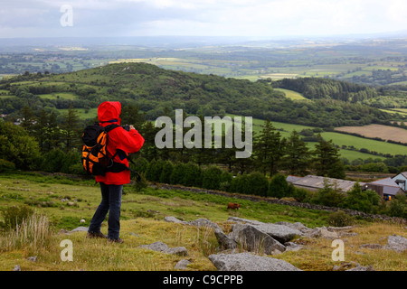 Wanderer, betrachten in der Nähe von Schergen, Bodmin Moor, Cornwall, England Stockfoto