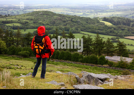 Wanderer, betrachten in der Nähe von Schergen, Bodmin Moor, Cornwall, England Stockfoto