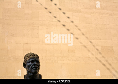 Eine Statue von Nelson Mandela befindet sich auf der ersten äußeren Ebene der Royal Festival Hall auf der South Bank, London UK Stockfoto