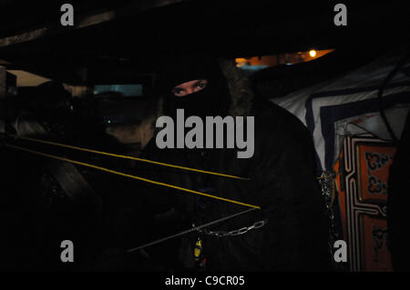 Nacht des 21. November 2011, einer der zwei unbekannten maskierten Demonstranten gegen eine Jurte mit Kisten packen und warten auf Polizei im St. James Park verbarrikadiert.  Dies nach dem Urteil heute Morgen von Ontario Superior Court Richter David Brown, Wahrung der besetzen Toronto Zelt Camp evictio Stockfoto