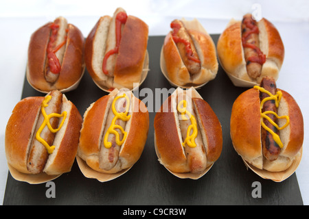 Hot Dog mit Senf Stockfoto