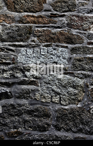 Granit Blöcke zeigen Werkzeugspuren vom Steinbruch in Wand von mir Maschinenhaus, in der Nähe von Schergen, Bodmin Moor, Cornwall, England Stockfoto