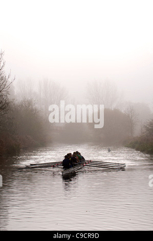 Ein Rudern acht paddeln zurück im Nebel nach einem langen Ausflug auf dem kalten Fluss Nene. Stockfoto