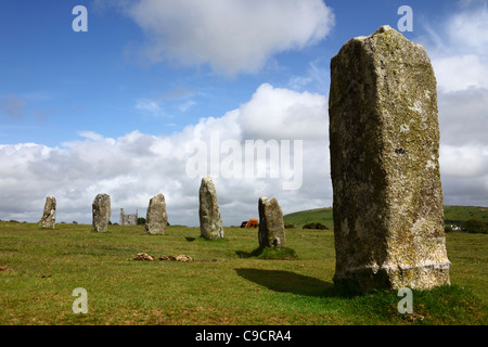 Der Steinkreis Hurlers Maschinenhaus der ehemaligen South Phoenix Zinnmine hinter, in der Nähe von Schergen, Bodmin Moor, Cornwall, England Stockfoto