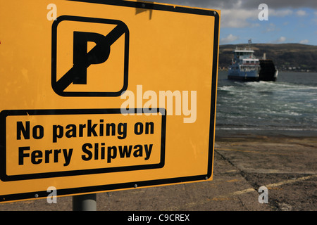 Schild an der Slipanlage auf der Insel Cumbrae in Ayrshire Schottland mit der Calmac ferry Überschrift zurück nach Largs Stockfoto