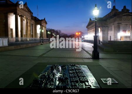 Abenddämmerung Blick auf die National Gallery of Scotland und der Royal Scottish Academy in Edinburgh, Schottland Stockfoto