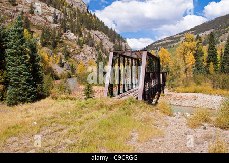 Verlassene Eisenbahnbrücke an der Durango and Silverton Narrow Gauge Railroad Linie von Durango nach Silverton in Colorado. Stockfoto