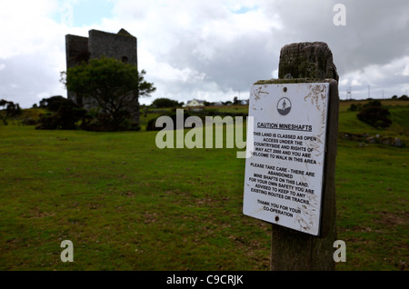 Schild Warnung vor Setzungen Gefahr durch stillgelegte Zinn mir Wellen, in der Nähe von Schergen, Bodmin Moor, Cornwall, England Stockfoto