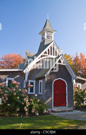Herbstfarbe an Landkirche oder Kapelle auf Bailey Insel, in der Nähe von Makrelen Bucht, auf der atlantischen Küste von Maine. Stockfoto