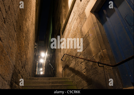 Steilen Edinburgh-Gasse in der Nacht in der Cowgate fotografiert. Stockfoto