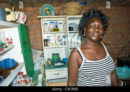 Simbabwes Witwe und Mutter von drei in ihrem Haus in Bulawayo. Sie kämpft um zu überleben, da ihr Ehemann an AIDS gestorben. Stockfoto
