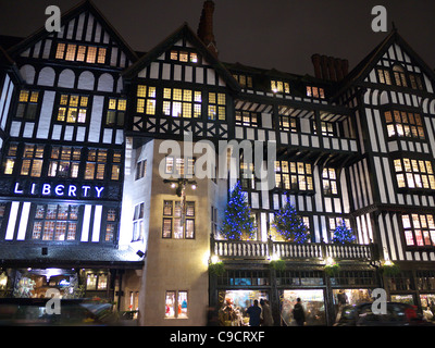 Liberty Kaufhaus London an Weihnachten in der Nacht Stockfoto