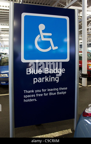 Ein blue-Badge Parkplatz Einschränkung Zeichen auf einem Supermarkt-Parkplatz, uk Stockfoto