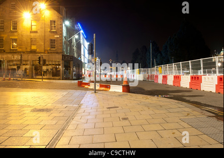 Die Bauarbeiten am Edinburgh neues Straßenbahnsystem fotografiert nachts an der Princes Street. Stockfoto