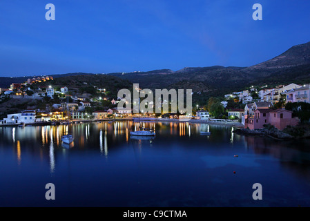 Assos (oder "Asos") eines der schönsten Dörfer von Kefalonia, auf der Nordseite der Insel, in der Nacht. Ionisches Meer, Griechenland Stockfoto