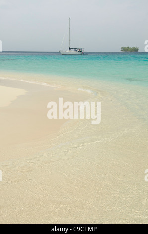 Strandblick in Kuna Yala. San Blas Archipel, Karibik, Panama, Mittelamerika. Stockfoto