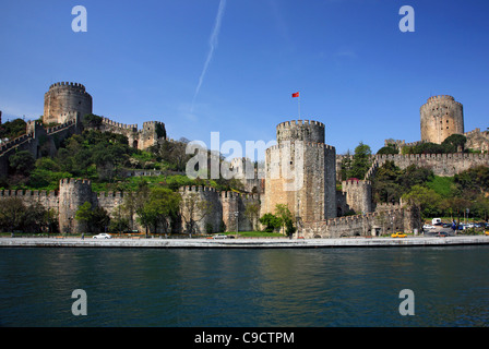 Die Rumeli Hisari (Festung) am schmalsten Punkt Bosporus auf der europäischen Seite von Istanbul, Türkei. Stockfoto