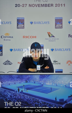 22.11.2011 London, England Roger Federer der Schweiz besucht eine Pressekonferenz nach seinem Match gegen Rafael Nadal aus Spanien während Tennis Barclays ATP World Tour Finals 2011 in der 02-London-Arena. Stockfoto