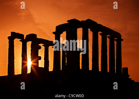 Der Tempel des Poseidon (alten Gott des Meeres, nach der klassischen griechischen Mythologie) am Kap Sounion Sonnenuntergang. Stockfoto