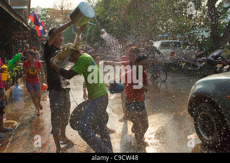 Lao Mädchen durchtränkt mit Gießkanne können während einer Waterfight zu feiern, Lao Neujahr (Pi Mai Lao), Luang Prabang, Laos Stockfoto