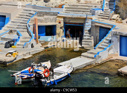 "Detail" von Mandrakia, eines der schönsten Dörfer am Meer mit "Syrmata" in Insel Milos, Griechenland Stockfoto