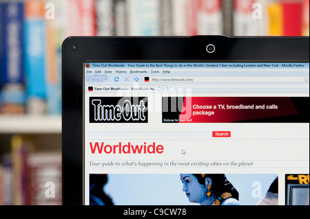 Die Time Out weltweit Website erschossen vor einem Bücherregal-Hintergrund (nur zur redaktionellen Verwendung: print, TV, e-Book und redaktionelle Webseite). Stockfoto