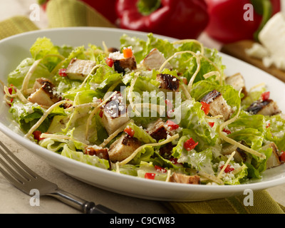 Gegrilltes Hühnchen Caesarsalat in eine Schüssel weiß Stockfoto