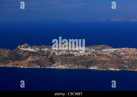 Griechenland, Insel Milos. "Luftaufnahme" Blick auf Plaka, Trypiti und Klima Dörfer von der Spitze des Profitis Ilias. Stockfoto