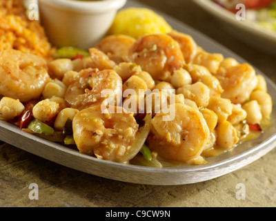 Garnelen und Jakobsmuscheln Fajitas über Gemüse Stockfoto