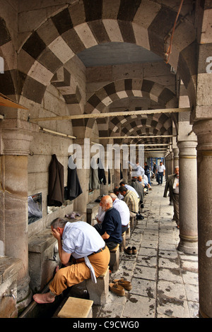 Bürger von Kayseri Waschungen, typisch muslimische Ritual der Reinigung, durchführen, bevor sie Ulu Moschee betreten. Turkei Stockfoto