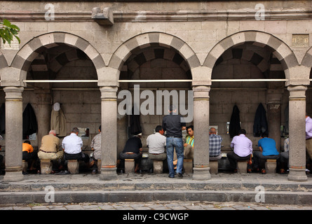 Bürger von Kayseri Waschungen, typisch muslimische Ritual der Reinigung, durchführen, bevor sie Ulu Moschee betreten. Turkei Stockfoto