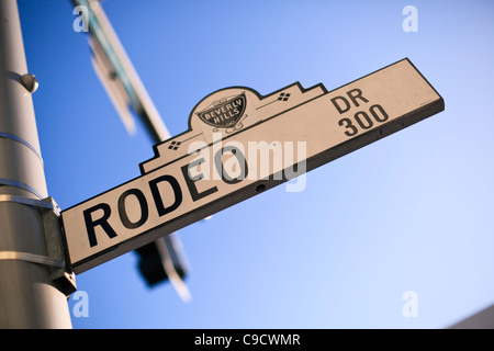 Rodeo Drive Straßenschild an einem schönen, blauen Himmel, California day Stockfoto