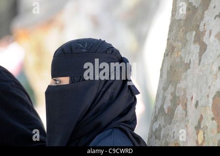 Muslimische Frau tragen schwarze Burka. Istanbul, Türkei Stockfoto