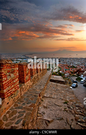 Panoramablick von Thessaloniki von den Wänden ("Trigoniou Turm") der Ano Poli (bedeutet "Oberstadt"). Makedonien, Griechenland Stockfoto