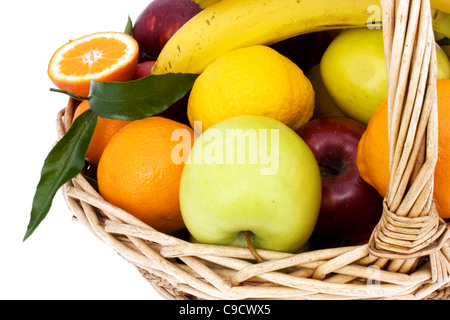 Nahaufnahme des Korbes mit Mischung aus Obst auf weißem Hintergrund. Stockfoto