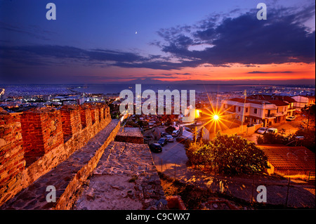 Panoramablick von Thessaloniki von den Wänden ("Trigoniou Turm") der Ano Poli (bedeutet "Oberstadt"). Makedonien, Griechenland Stockfoto