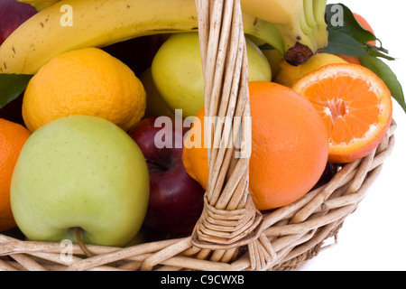 Nahaufnahme des Korbes mit Mix aus Früchten. Stockfoto