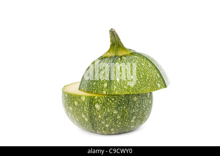 Runde Zucchini schneiden Sie in zwei, auf weißem Hintergrund. Stockfoto