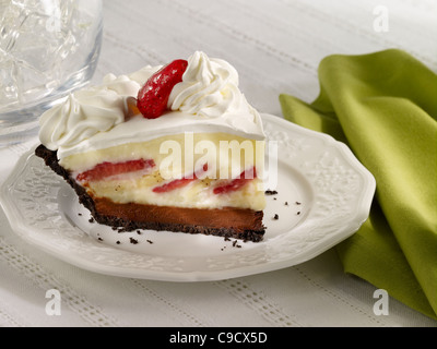 Strawberry Banana Cream Pie mit Whip Sahne und eine Erdbeere auf einem weißen Teller Stockfoto