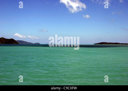 Panoramablick auf schöne Chalong Bay auf der Insel Phuket, Thailand. Stockfoto