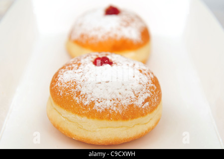 Nahaufnahme eines sufganiyah, eine jüdische Krapfen gefüllt mit