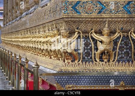 Externe Dekoration des Ubosoth, die wichtigsten Gebäude des Wat Phra Kaew, Grand Palast Komplex, Bangkok Stockfoto