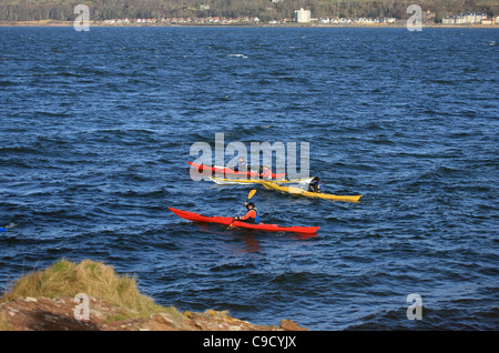 Kajaks am Firth of Clyde off Isle Cumbrae mit Ayrshire Stadt von Largs im Hintergrund Stockfoto