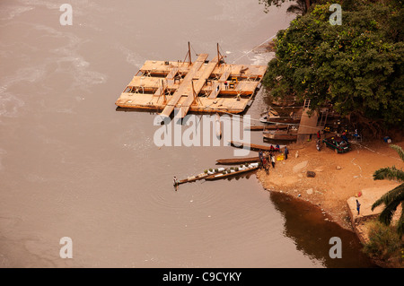 Luftaufnahme eines Kabels mit der Fähre auf die Niari River, Bouenza Provinz, Republik Kongo. Stockfoto