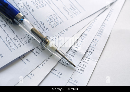 Drucke des Finanzberichts auf ein Blatt und einen Stift Stockfoto