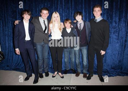 Joel Courtney, Riley Griffiths, Elle Fanning, Ryan Lee, Zach Mills, Gabriel Basso im Inneren für SUPER 8 Blu-Ray und DVD-Release-Party, Samuel Goldwyn Theater am AMPAS, Los Angeles, CA 22. November 2011. Foto von: Emiley Schweich/Everett Collection Stockfoto