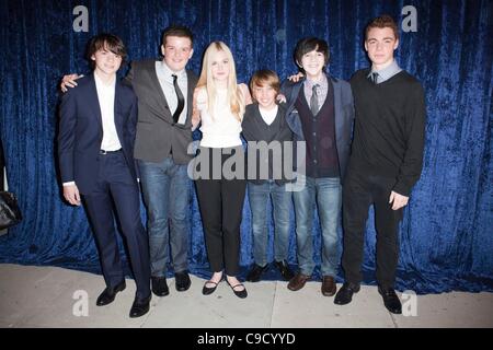 Joel Courtney, Riley Griffiths, Elle Fanning, Ryan Lee, Zach Mills, Gabriel Basso im Inneren für SUPER 8 Blu-Ray und DVD-Release-Party, Samuel Goldwyn Theater am AMPAS, Los Angeles, CA 22. November 2011. Foto von: Emiley Schweich/Everett Collection Stockfoto