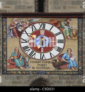 Detail der alten Uhr aus der Turm der Schwarzen Kirche, ein wichtiger Meilenstein von Kronstadt/Brasov, Siebenbürgen, Rumänien. Stockfoto