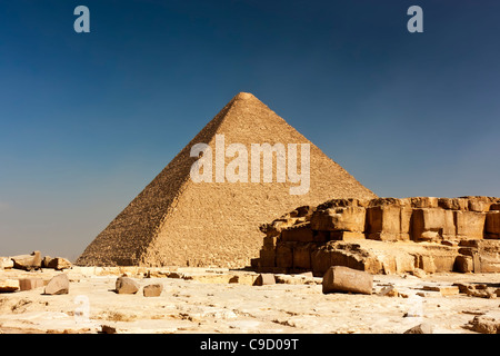 Die Cheops-Pyramide betrachtet von der Grabanlage an der Chephren-Pyramide in der Nekropole von Gize, Cairo. Stockfoto