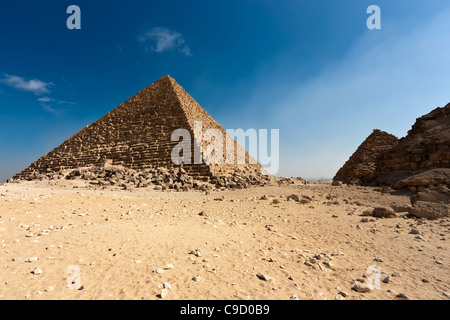 Die Pyramide des Mykerinos mit den 3 Königinnen-Pyramiden neben im Wüstensand in der Nekropole von Gizeh, Cairo Stockfoto